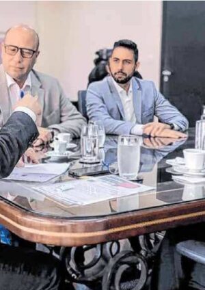 A partir da esq., secretário estadual da Saúde, Eleuses Paiva, deputado Oseias, Junior Rodrigues e a prefeita Suéllen Rosim